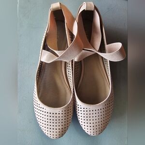 Report women flat shoes